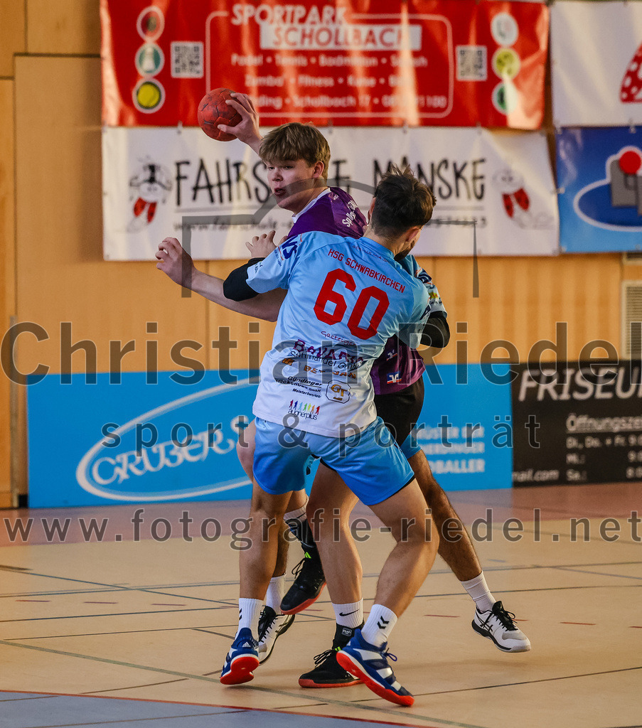2024-01-28_009_SpVgg_Altenerding_II_gegen_HSG_Schwab-kirchen | Erding, Deutschland, 28.01.2024:
Handball, Bezirksklasse Männer Staffel Süd West 2023 / 2024, 9. Spieltag, SpVgg Altenerding gegen HSG Schwab/kirchen, Endergebnis: 30:24

Maximilian Gries (HSG Schwab/kirchen, #3), Yannis Bartsch (SpVgg Altenerding, #99), Kilian Gasteiger (HSG Schwab/kirchen, #60)

Foto: Christian Riedel / fotografie-riedel.net