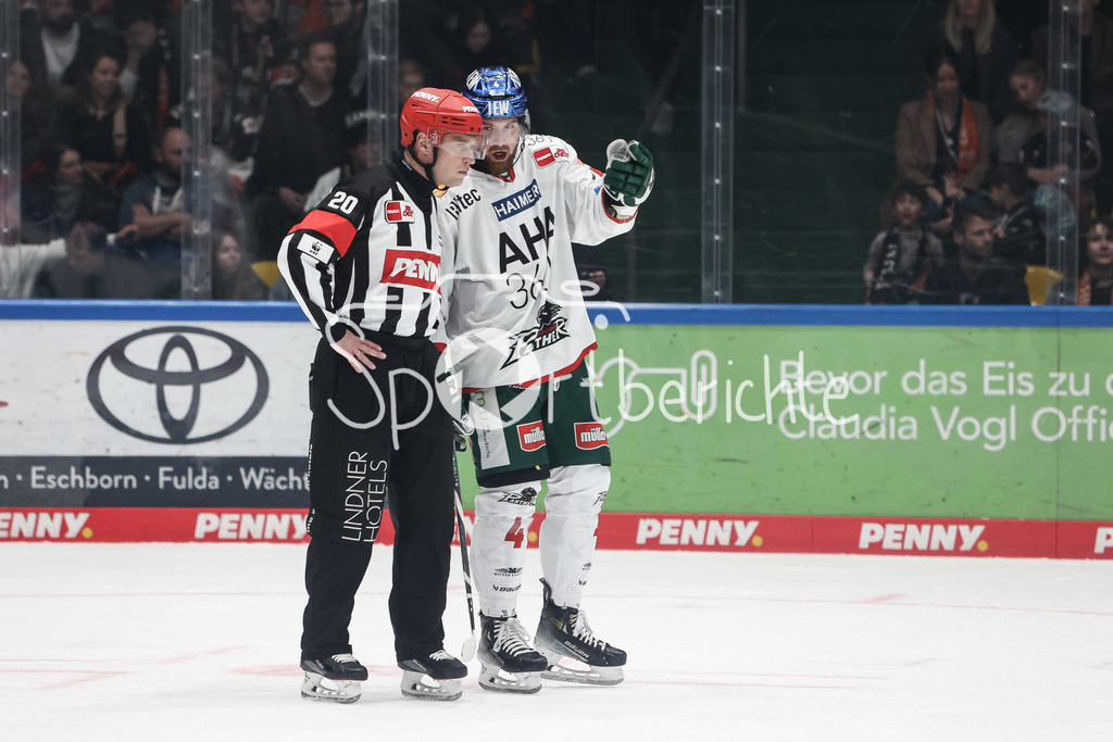 Löwen Frankfurt - Augsburger Panther | Schiedsrichter Andris ANSONS im Gespraech mit Jordon SOUTHORN (AEV #4)