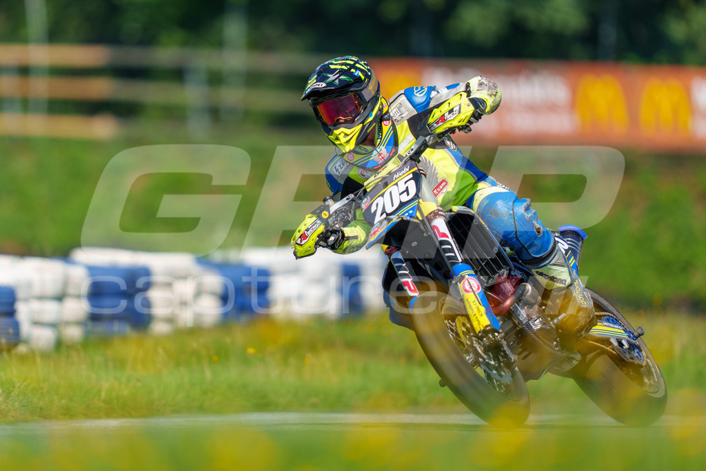 SuperMoto_Staatsmeisterschaft_Greinbach_331 | GRIPcapture steht für authentische Sportfotografie in Österreich – für Momente, die mehr sind als Geschwindigkeit oder Ergebnis. Es geht um Emotion, Spannung, Fokus und den Augenblick, der oft nur einen Wimpernschlag dauert.Ob Motorsport, Teamsport oder 