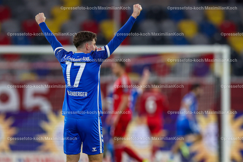 Due20122401107 | 20.12.2024, Fußball, Fortuna Düsseldorf - 1. FC Magdeburg, 2. Bundesliga, Merkur Spiel-Arena, Saison 2024 2025: Alexander Nollenberger (1.FC Magdeburg #17) steht jubelnd auf dem Spielfeld. Magdeburg gewinnt mit 5:2 gegen Düsseldorf.DFB regulations prohibit any use of photographs as image sequences and or quasi-video.