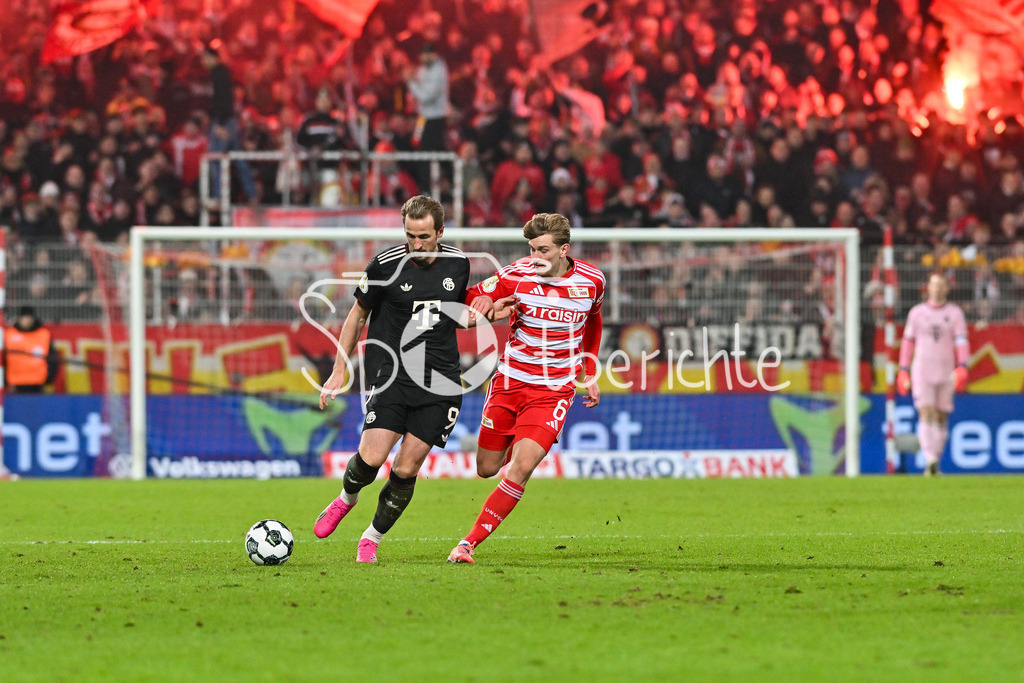 1. FC Union Berlin - FC Bayern München | BERLIN, GERMANY - 03. DECEMBER: im Duell Harry KANE (FC Bayern Munich 9) und Aljoscha KEMLEIN (Union Berlin 6) während dem Match zwischen dem 1. FC Union Berlin und dem FC Bayern München beim Achtelfinale des DFB-Pokales im Stadion an der alten Försterei