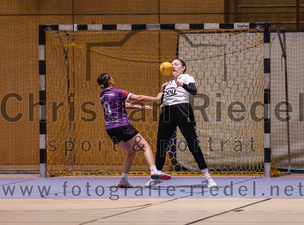 2025-01-18_095_SpVgg_Altenerding_gegen_TV_Altoetting | Erding, Deutschland, 18.01.2025:Handball, Bezirksoberliga Frauen Altbayern 2024 / 2024, 11. Spieltag, SpVgg Altenerding gegen TV Altötting, Endergebnis: 19:24Lena Prem (SpVgg Altenerding, #8), Torfrau Verena Maier (TV Altötting, #1)Foto: Christian Riedel / fotografie-riedel.net