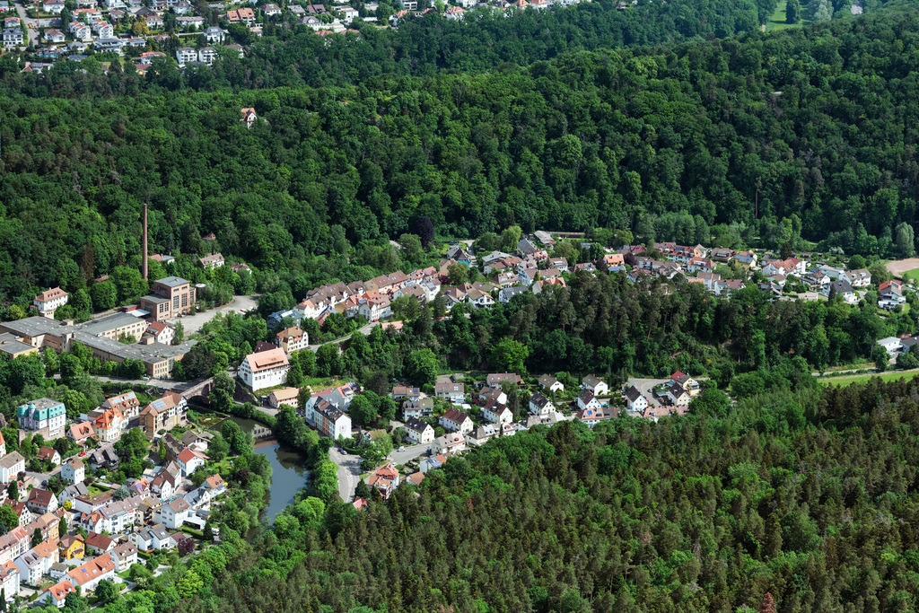 dr__0096888.jpg | PFORZHEIM 19.05.2022 Schleifenartiges Wohngebiet der Mehrfamilienhaussiedlung im Hinterem Tal im Ortsteil Büchenbronn in Pforzheim im Bundesland Baden-Württemberg. // Residential area of the multi-family house settlement im Hinterem Tal in the district Buechenbronn in Pforzheim in the state Baden-Wuerttemberg. Foto: Daniel Reiter
