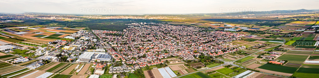 Luftbild: Panorama Perspektive der Ortsansicht der Straßen und Häuser der Wohngebiete in Griesheim im Bundesland Hessen in Deutschland. Foto: IMG_088441-Pano.jpg vom 17.05.2016 durch Werner Riehm/FLY-FOTO.de – Auflösung des Originals: 12119 x 2995 px