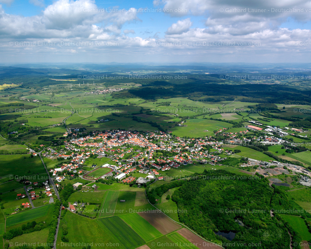 2615390 | HERBSTEIN 09.06.2006 Ortsansicht am Rande von landwirtschaftlichen Feldern und Nutzflächen  in Herbstein im Bundesland Hessen, Deutschland // Village view on the edge of agricultural fields and land  in Herbstein in the state Hesse, Germany Foto: Gerhard Launer