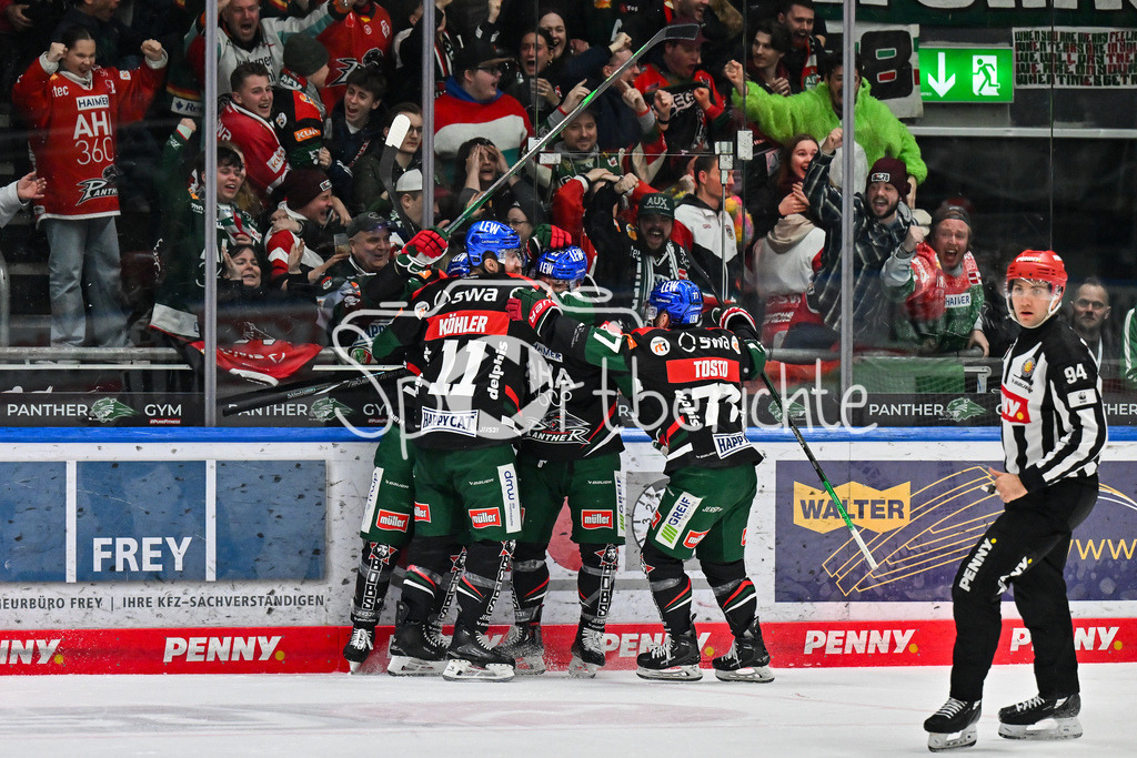 Augsburger Panther - Düsseldorfer EG | Jubel der Panther nach dem Treffer zum 3-1 durch Jason BAST (Augsburger Panther #45) / Tor / Torschuetze / Freude / Happy / DEL: Augsburger Panther - Duesseldorfer EG, Curt Frenzel Stadion am 04.03.2025