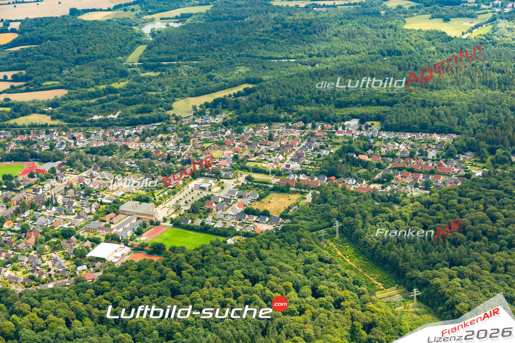 Das Luftbild der Stadt Ratekau wurde 2022 vom Flugzeug heraus erstellt (keine Drohnen-Aufnahmen) Aufnahmehöhe ca.450 Meter- hohe Bildauflösung und Druck-Qualität. Garantiert!