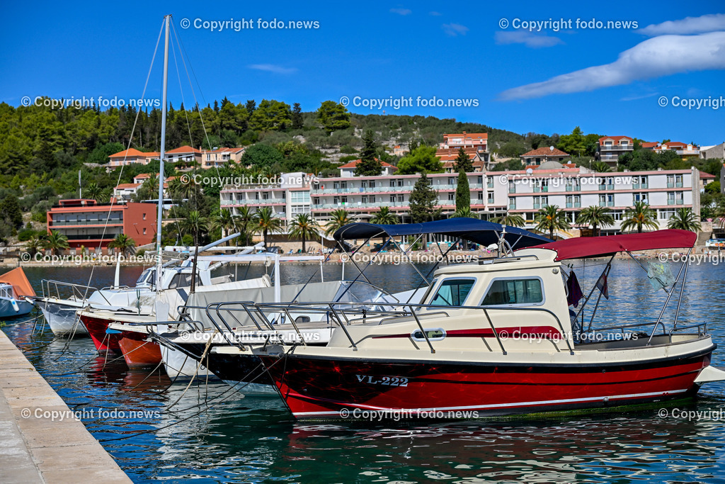 Kroatien_ Korcula_ Insel in Sueddalmatien_ Vela Luka_ 10.09.2024-22 | 10.09.2024, Kroatien, HRV, Korcula, Insel in Sueddalmatien, Vela Luka im Bild Hafen, Hafenansichten, Boot, Boote, Schiff, Schiffe, Gebauede, Adria, Meer, StadtansichtenVela Luka, woertlich Großer Hafen ist ein kroatischer Hafenort auf der Insel Korčula in der oestlichen Adria. Quelle: Wikipedia