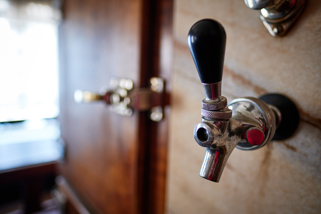 Innenraum einer leeren Gaststätte im Weinviertel | Austria - June 08, 2021: Innenraum einer leeren Gaststätte im Weinviertel; Zapfhahn an der Schank. - Realisiert mit Pictrs.com