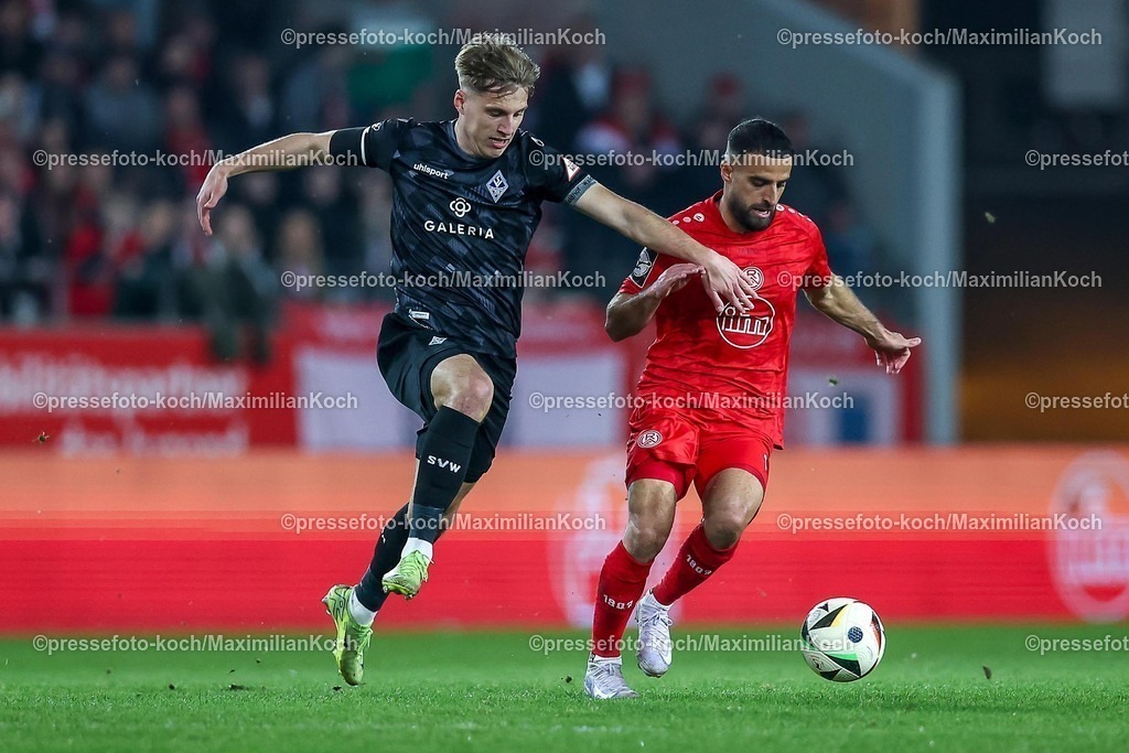 RWE09032501010 | 2025.03.09, Fußball, 3.Liga, Rot-Weiss Essen - SV Waldhof Mannheim, Stadion Hafenstraße, Saison 2024 2025: Sascha Voelcke (SV Mannheim #2) im Zweikampf gegen Ramien Safi (RWE #11)DFB regulations prohibit any use of photographs as image sequences and or quasi-video.