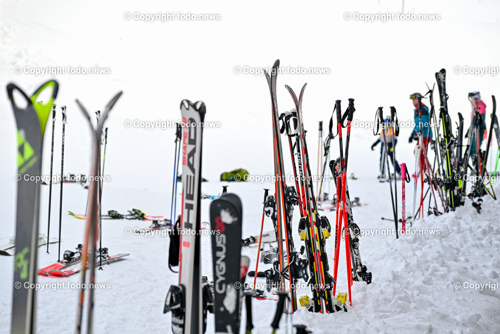 Hochficht_ Skigebiet_ Boehmerwald_ Saisonopening_ 08.12.2023-72 | 08.12.2023, Hochficht, AUT, Skigebiet Hochficht, Boehmerwald, Saisonopening 2023, im Bild Ski, Stoecke, Restaurant, Feature, Symbolbild