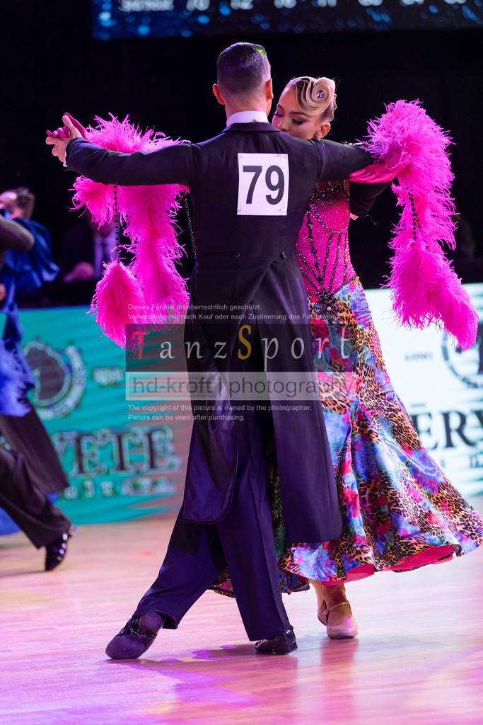 20241215_WDSF_Int_Open_Std-Riga-8763 | Tanzsportbilder, Standardtanz, Lateintanz, WDSF, DTV, LTVB, dancecomp, goc, hessen tanzt, blaues band der spree, walzer, tango, wiener walzer, slowfox, quickstepp, samba, rumba, cha-cha-cha, paso doble. jive, hd-kroft photography, turniertanzsport