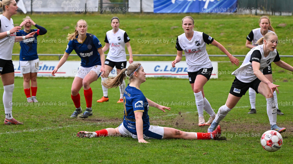 Holstein Kiel vs SV Hastenbeck | Ronja Jürgensen (Holstein #8) kommt nach einen abgefälschten Schuss von Sarah Begunk (Holstein #10 links hinten) den Ball nicht mehr Richtung Tor befördern vs Laura Rischmüller (Hastenbeck #14) / Fußball-Regionalliga Nord Frauen 2025/2026 / Holstein Kiel vs SV Hastenbeck / Waldwiese / Kiel / 19.04.26 - Realisiert mit Pictrs.com