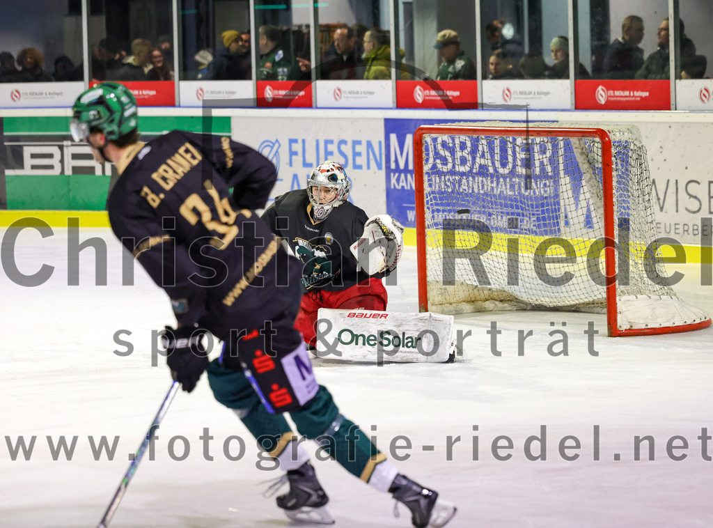 2026-02-20_014_TSV_Erding_gegen_Deggendorfer_SC | Erding, Deutschland, 20.02.2026:Eishockey, Oberliga Süd 2025 / 2026, 49. Spieltag, TSV Erding gegen Deggendorfer SC, Endergebnis: 4:1Bastian Cramer (Erding Gladiators, #34), Torwart Johannes Kurrer (Erding Gladiators, #39)Foto: Christian Riedel / fotografie-riedel.net