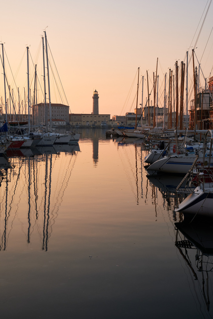 Blick auf den Hafen und Leuchtturm Molo La Lanterna | Triest, Austria - March 10, 2022: Blick auf den Hafen und Leuchtturm Molo La Lanterna. - Realisiert mit Pictrs.com