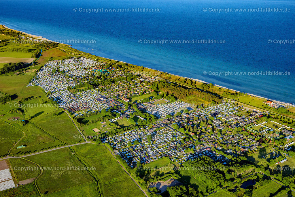 Grömitz_Camping_Campingplätze_ELS_8564030622 | GRöMITZ 03.06.2022 Wohnwagen und Zelte- Campingplatz - und Zeltplatz entlang des Blankwasserweg an der Straße Störtebekerweg im Ortsteil Lensterstrand in Grömitz im Bundesland Schleswig-Holstein, Deutschland. // Camping with caravans and tents on street Stoertebekerweg in the district Lensterstrand in Groemitz in the state Schleswig-Holstein, Germany. Foto: Martin Elsen