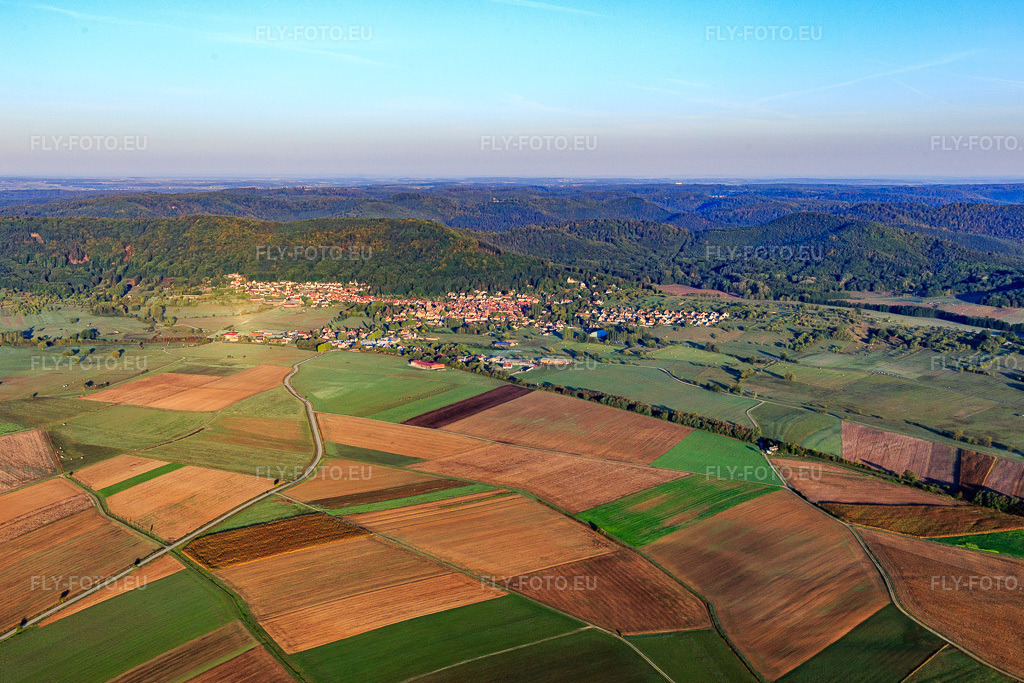 Vue aérienne: Vue de la ville depuis le sud-est à Neuweiler dans le département Bas Rhin, France – .Photo: IMG_111645.jpg prise le 16/09/2018 par Werner Riehm/FLY-FOTO.eu – Résolution de l'original: 5223 x 3482 px