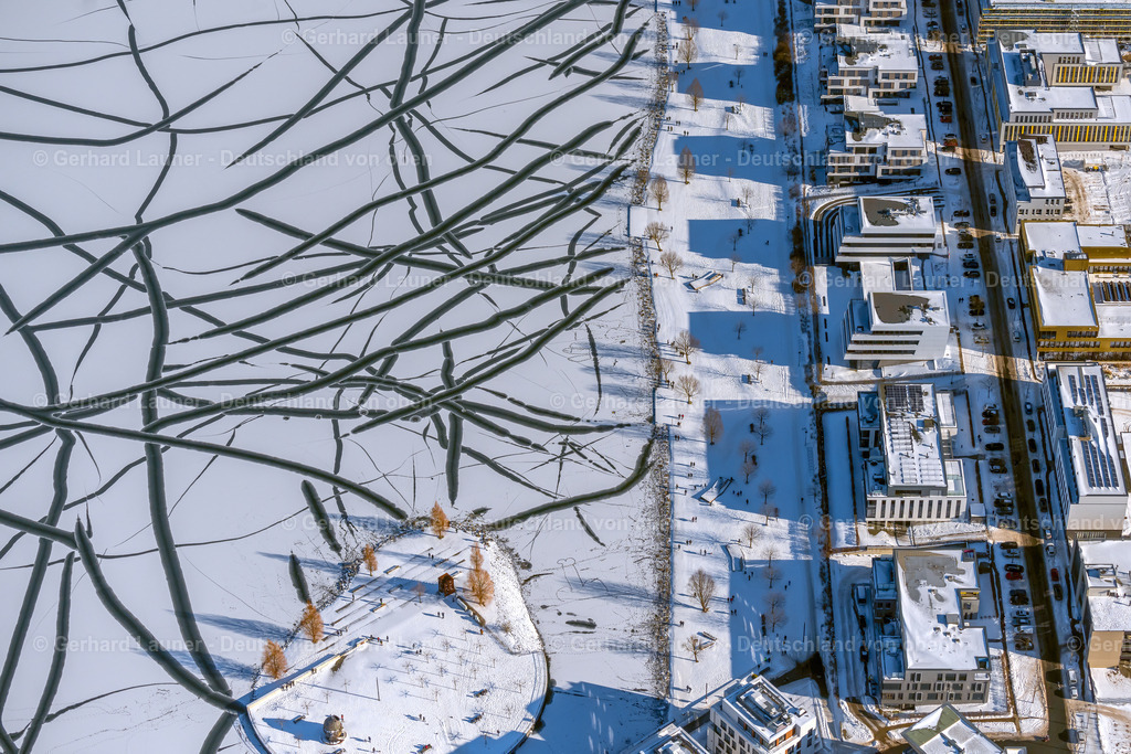 4043878 | DORTMUND 13.02.2021 Winterlich schneebedeckte Spuren auf der gefrorenen und mit Eis bedeckte Wasseroberfläche " Phoenix-See " im Ortsteil Hörde in Dortmund im Ruhrgebiet im Bundesland Nordrhein-Westfalen, Deutschland. // Wintry snowy traces on the frozen and ice-covered water surface " Phoenix-See " in the district Hoerde in Dortmund at Ruhrgebiet in the state North Rhine-Westphalia, Germany. Foto: Gerhard Launer