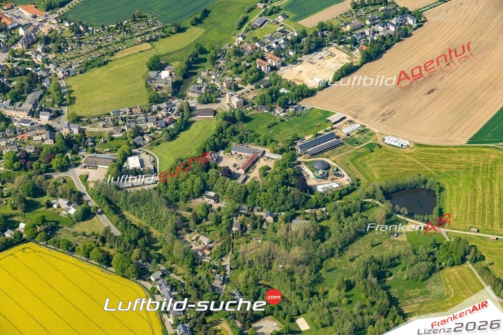 Das Luftbild der Stadt Treuen wurde 2022 vom Flugzeug heraus erstellt (keine Drohnen-Aufnahmen) Aufnahmehöhe ca.450 Meter- hohe Bildauflösung und Druck-Qualität. Garantiert!