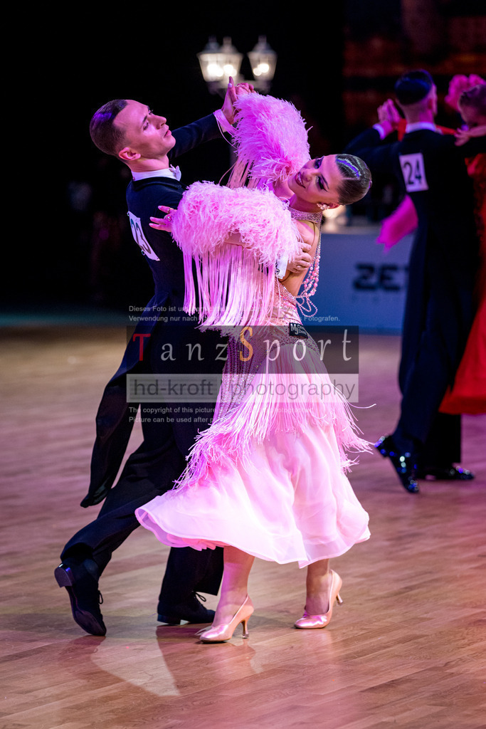 20251212_WDSF_World_Ch_Cup_RS-Std_0959-2 | Tanzsportbilder, Standardtanz, Lateintanz, WDSF, DTV, LTVB, dancecomp, goc, hessen tanzt, blaues band der spree, walzer, tango, wiener walzer, slowfox, quickstepp, samba, rumba, cha-cha-cha, paso doble. jive, hd-kroft photography, turniertanzsport