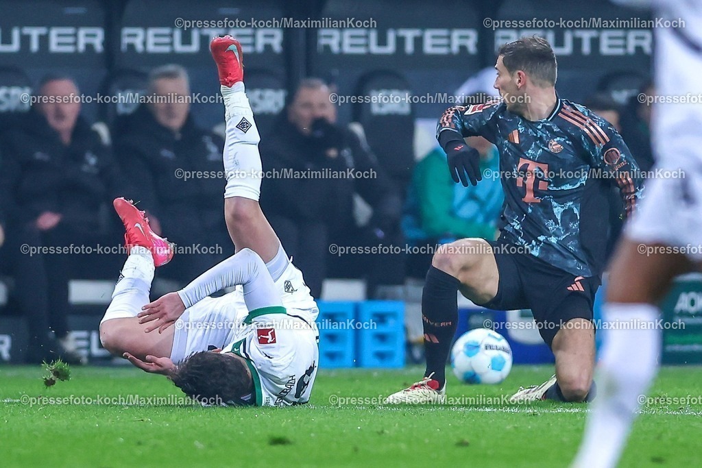 BMG11012501048 | 11.01.2025, Fußball, Borussia Mönchengladbach - FC Bayern München, 1. Fußball Bundesliga, Borussia-Park, Saison 2024 2025: Leon Goretzka (Bayern #8) im Zweikampf gegen Joe Scally (Mönchengl. #29)DFB regulations prohibit any use of photographs as image sequences and or quasi-video.