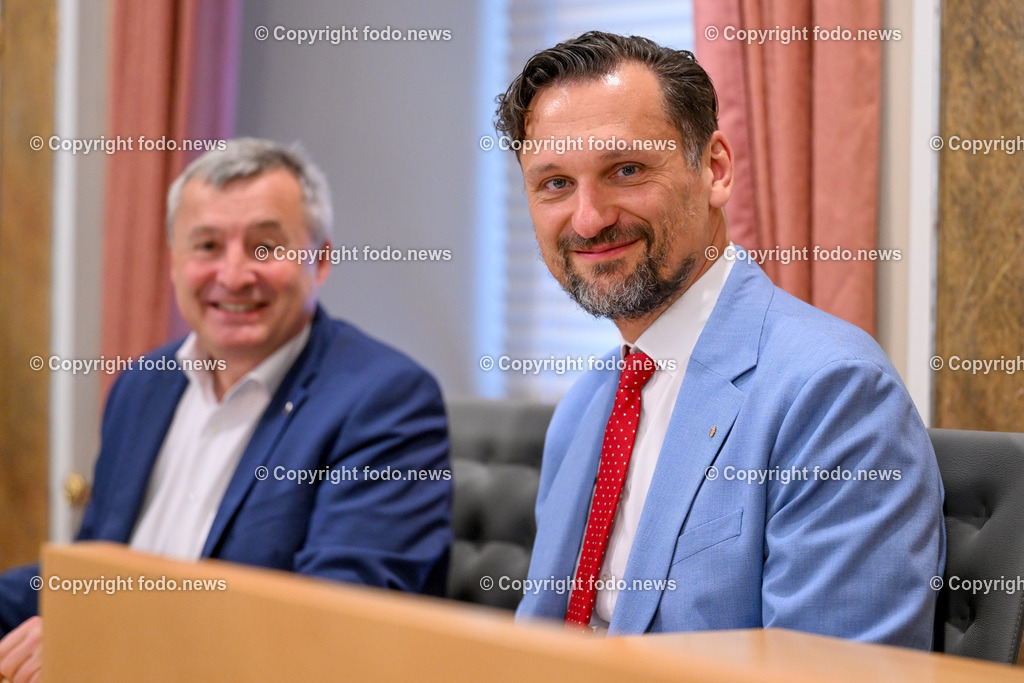 Landhaus Linz_ Promenade_ Landtagssitzung_ 11.04.2024-22 | 11.04.2024, Landhaus Linz AUT, Promenade, Landtagssitzung, im Bild Rudolf Hoscher (Direktor des Ooe Landesrechnungshofes), Thomas Schaeffer (Landesamtsdirektor Land Ooe)