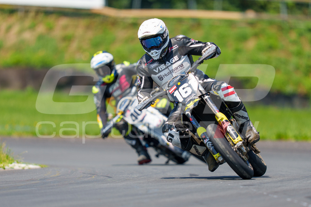 G-Cup + Supermoto Staatsmeisterschaft + Hungarian Supermoto Championship | GRIPcapture steht für authentische Sportfotografie in Österreich – für Momente, die mehr sind als Geschwindigkeit oder Ergebnis. Es geht um Emotion, Spannung, Fokus und den Augenblick, der oft nur einen Wimpernschlag dauert.Ob Motorsport, Teamsport oder 