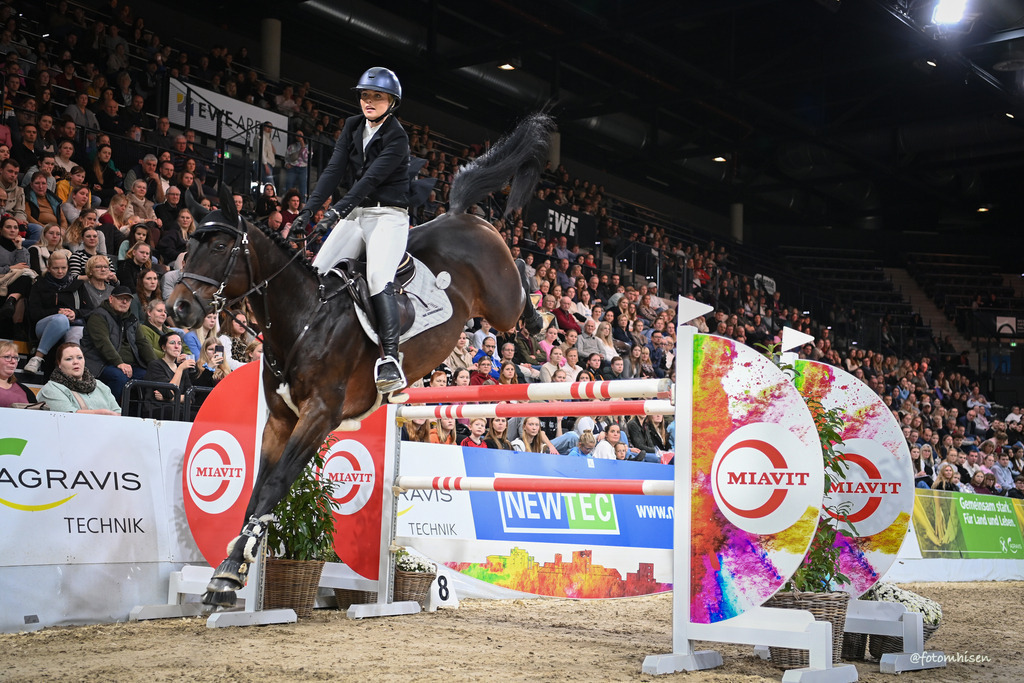 021125-19x-030 | Foto Mhisen Pferdefotografie#, Reitturnier Frankfurt#  #Dressur und Springen
#Profi Pferdefotograf Reitturnier Fotograf 
#Sport Horses Photographer 
#equestrain photographer - Realisiert mit Pictrs.com