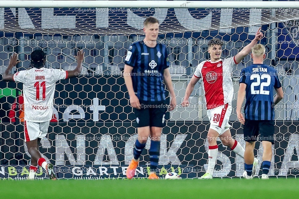 RWE04032601049 | 2026.03.04, Fußball, 3.Liga Herren, Rot-Weiss Essen -  SV Waldhof Mannheim, Stadion Hafenstraße, 27.Spieltag, Saison 2025 / 2026: Torjubel nach dem Tor zum 1:0 durch Torschütze Marek Janssen&nbsp;(Rot-Weiss Essen #20)  neben  Janne Sietan (Waldhof Mannheim #22) enttäuscht Enttäuschung   DFB regulations prohibit any use of photographs as image sequences and or quasi-video.