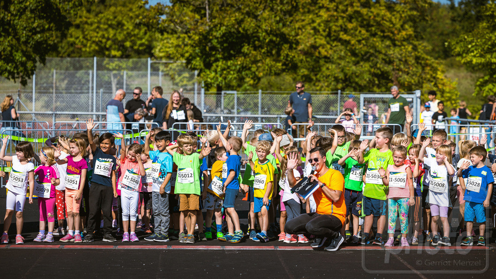 16. Hoywoj-CityLauf im Sportforum Hoyerswerda - 16.09.2023 | 555m VVO-Mini-Flitzer-Lauf - Realisiert mit Pictrs.com