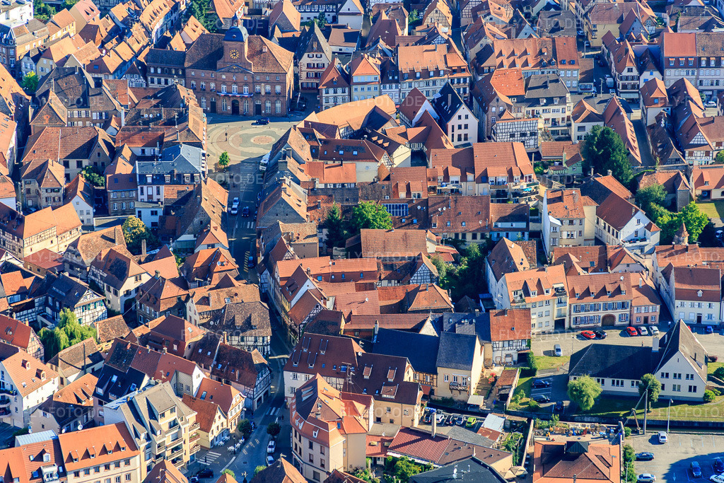 Luftbild: Rue de la République in Wissembourg im Bundesland Bas-Rhin in Frankreich. – Foto: IMG_083020.jpg vom 26.06.2015 durch Werner Riehm/FLY-FOTO.de – Auflösung des Originals: 5018 x 3345 px