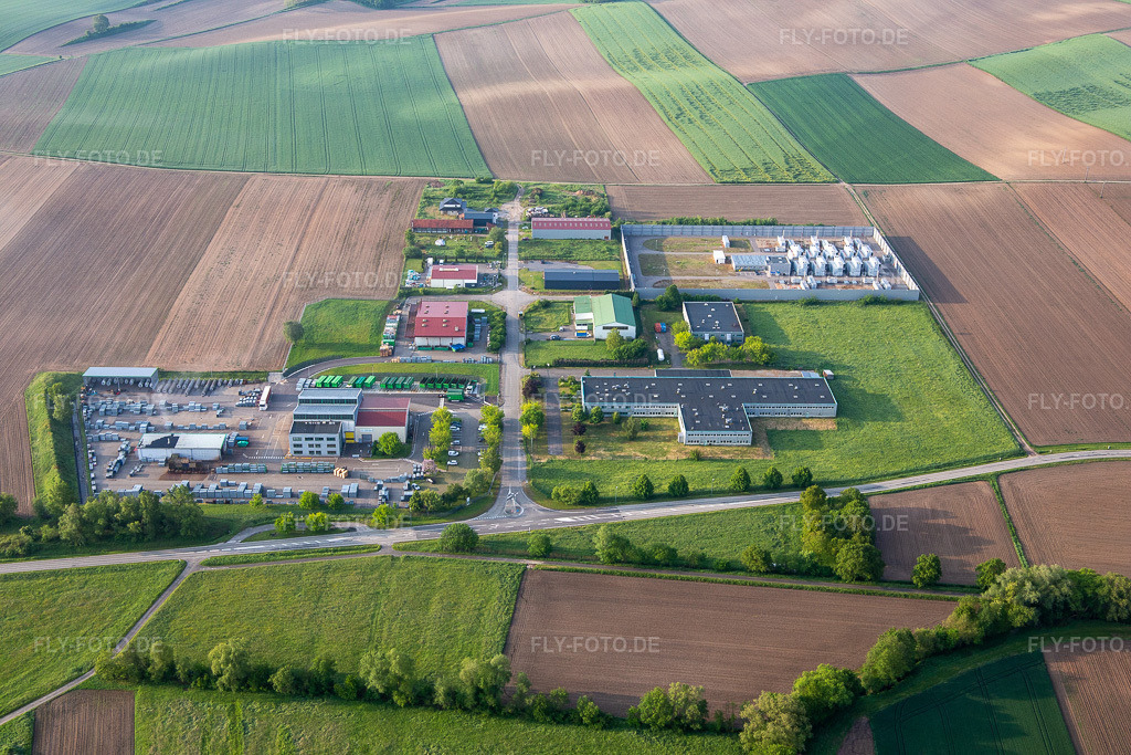 Luftbild: Gewerbegebiet und Firmenansiedlung Kiesweg mit Profil Alsace, Brauereischänke Brasserie du Garcon Pointu und Fliesenfachhandel Terimport Carrelage in Niederlauterbach im Bundesland Bas-Rhin in Frankreich. Foto: IMG_113991.jpg vom 23.05.2019 durch Werner Riehm/FLY-FOTO.de