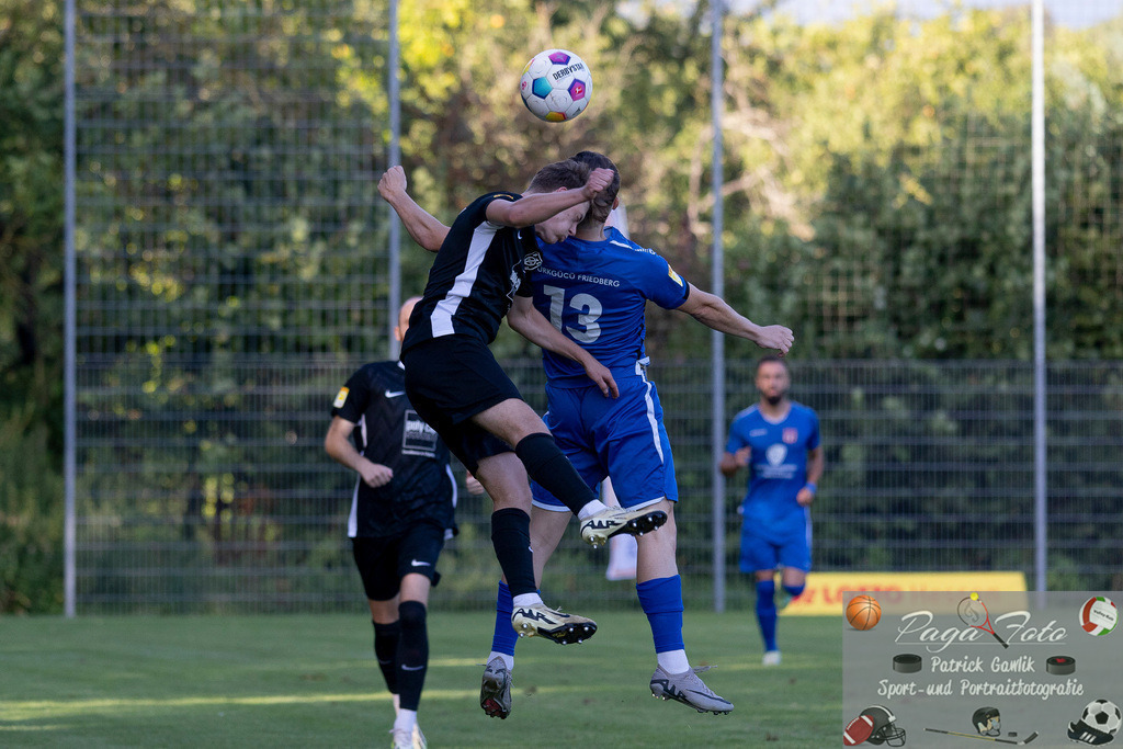 Hessenliga: Türk Gücü Friedberg - FC Eddersheim, 09.08.2024 | Fabio Wollstadt (FC Eddersheim #3) &amp; Niklas Kraus (Türk Gücü Friedberg #13) im Kopf ballduell, Türk Gücü Friedberg - FC Eddersheim, Friedberg, Städtischer Sportplatz, 9.8.2024 - Realisiert mit Pictrs.com