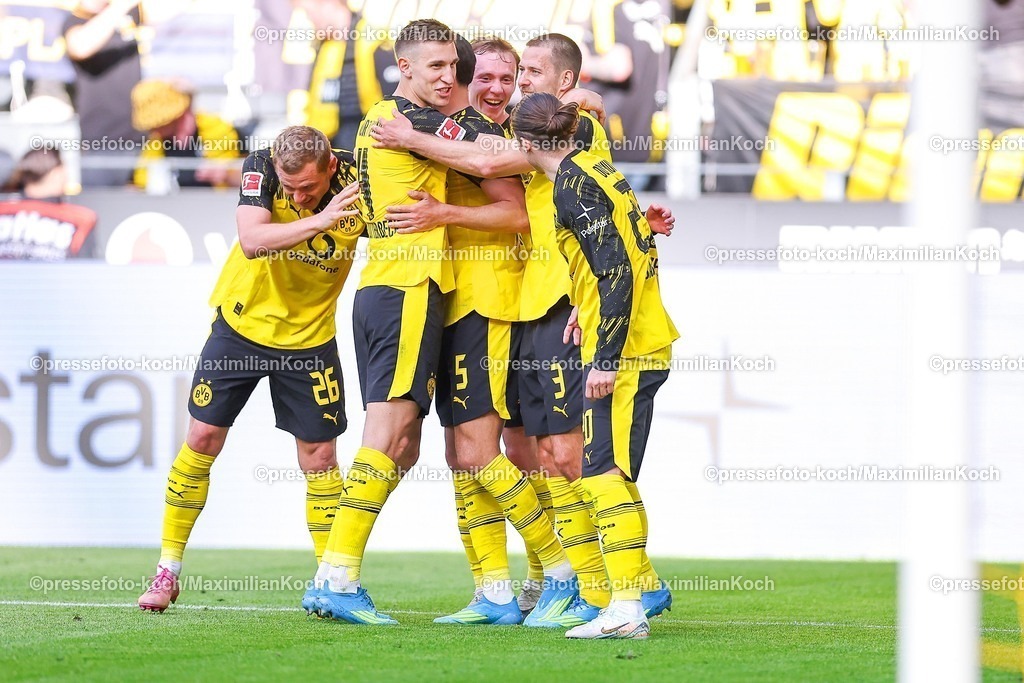 BVB26042601034 | 26.04.2026, Fußball, Borussia Dortmund - SC Freiburg, 1. Fußball Bundesliga, 31. Spieltag, Signal Iduna Park, Saison 2025 2026: Torjubel nach dem Tor zum 3:0 durch Torschütze Ramy Bensebaini&nbsp;(BVB #05)  zusammen mit   DFB regulations prohibit any use of photographs as image sequences and or quasi-video.