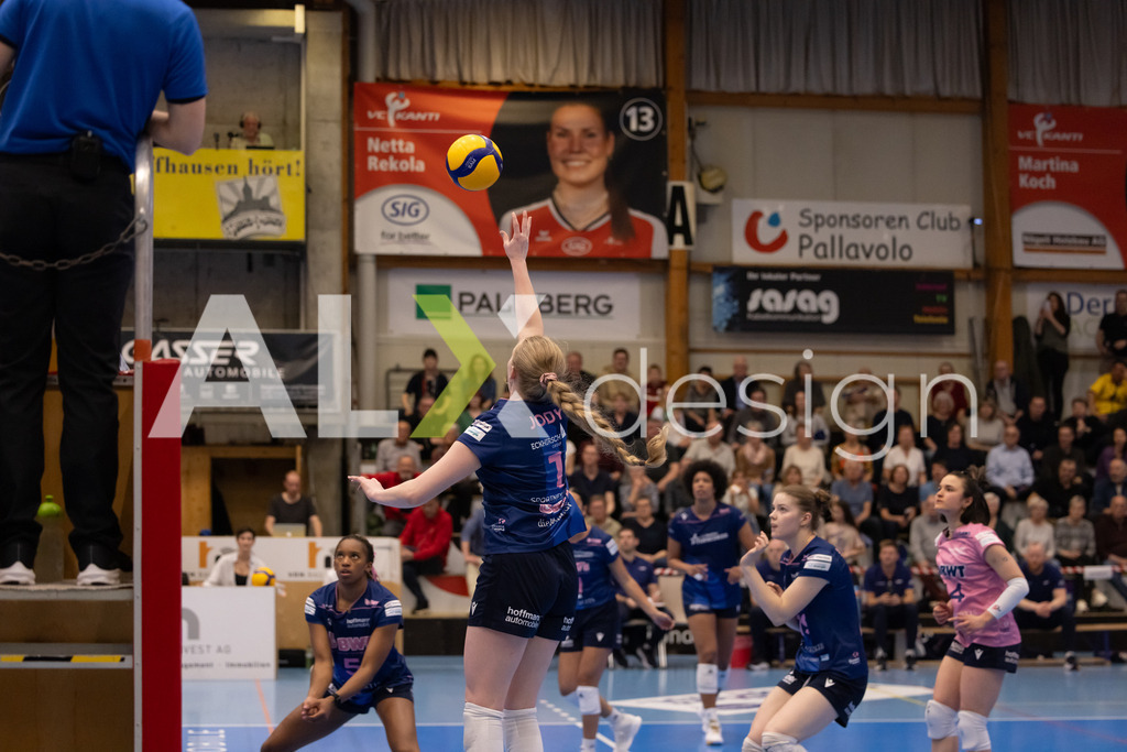 Volleyball I Frauen I Saison 2025-2026 I Volleyball NLA | Women I 1/2 Finals I  VC Kanti Schaffhausen - Sm'Aesch Pfeffingen I 22.03.2026 | 1 Jody Larson (USA) (Sm'Aesch Pfeffingen) – Außenangriff - Realisiert mit Pictrs.com