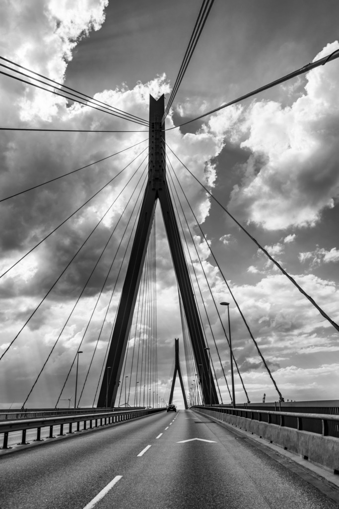 10230916 - Auf der Köhlbrandbrücke | Imposante SW-Aufnahme von der Köhlbrandbrücke im Hamburger Hafen.