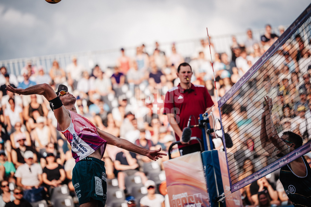 Beachvolleyball | Männer | Deutsche Meisterschaften 2025 Timmendorfer Strand | 04.09.2025 | Niklas Held beim Angriff