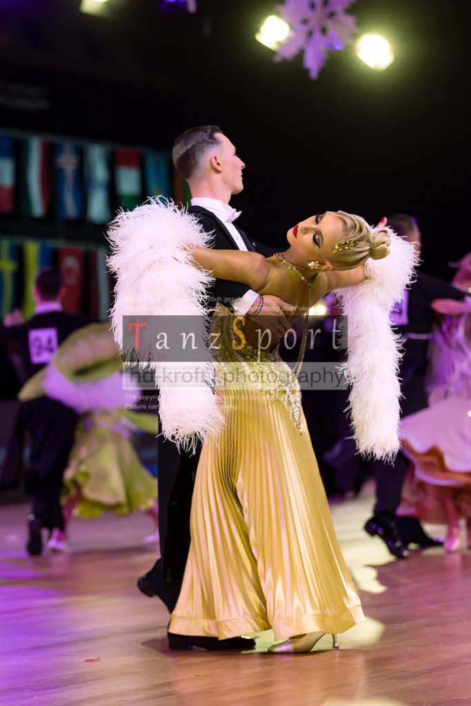 20241215_WDSF_Int_Open_Std-Riga-9166 | Tanzsportbilder, Standardtanz, Lateintanz, WDSF, DTV, LTVB, dancecomp, goc, hessen tanzt, blaues band der spree, walzer, tango, wiener walzer, slowfox, quickstepp, samba, rumba, cha-cha-cha, paso doble. jive, hd-kroft photography, turniertanzsport