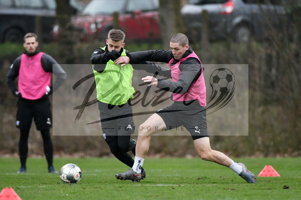 20200220_TRAOSN_0010 | Fussball, Herren: Sebastian Klaas (VfL Osnabrueck) und Adam Susac (VfL Osnabrueck) im Zweikampf waehrend der Trainingseinheit des VfL Osnabrueck im Sportpark Illoshoehe am 20.02.2020 in Osnabrueck, Deutschland. - Realisiert mit Pictrs.com