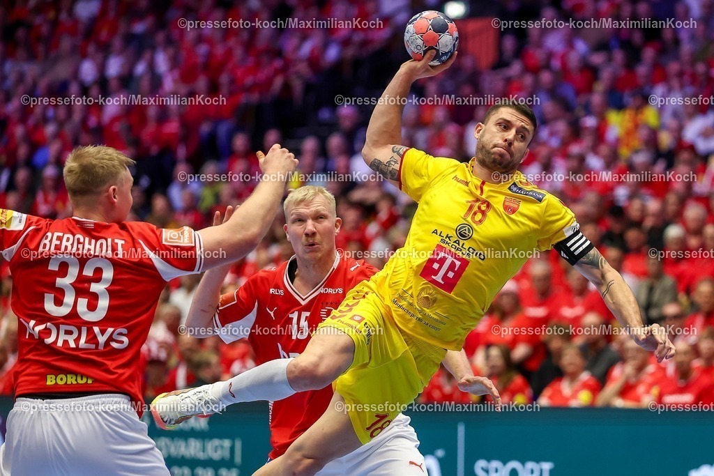 EHF16012602022 | 16.01.2026, Handball, Men's EHF EURO 2026, Dänemark - Nordmazedonien, Jyske Bank Boxen in Herning, Dänemark, Preliminary Round:  Filip Kuzmanovski (North Macedonia #18) gegen  Emil Siersbaek Bergholt (Denmark #33) und  Magnus Saugstrup Jensen (Denmark #15) 