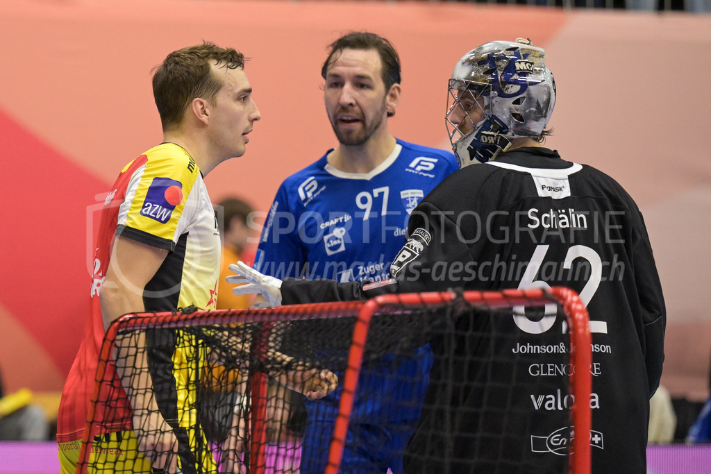Zug United vs HC Rychenberg - 22. February 2025 | Zug United vs HC RychenbergSporthalle Wankdorf, BernDiskussionen zwischen Manuel Maurer (#11 HC Rychenberg Winterthur), Robin Nilsberth (#97 Zug United) und Nils Schälin (#62 Zug United).Bild: Sportfotografie Markus Aeschimann | www.markus-aeschimann.ch - Realisiert mit Pictrs.com