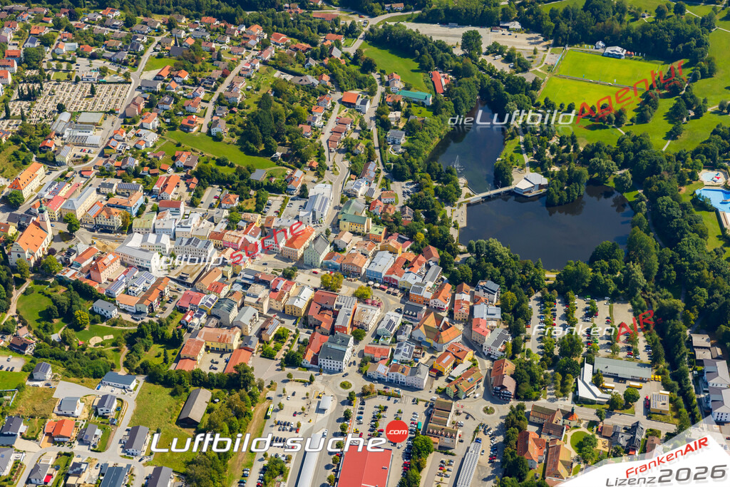 Luftaufnahme der Stadt Grafenau - Die Luftaufnahme wurde 2025 vom UL-Flugzeug heraus erstellt ( keine Drohne ) - Hochauflösende Luftaufnahme - für professionelle Ausdrucke geeignet. Die Geschenkidee !Mit Lizenz und Bildrechte bestellbar