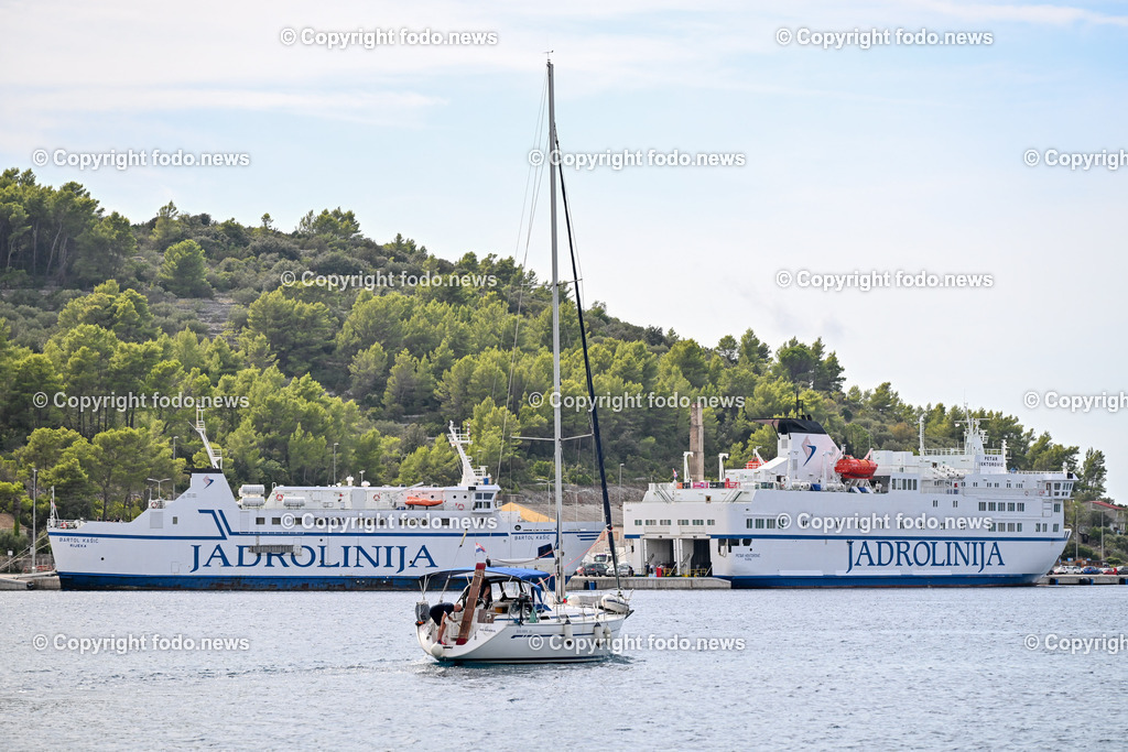 Kroatien_ Korcula_ Insel in Sueddalmatien_ Vela Luka_ 13.09.2024-11 | 13.09.2024, Kroatien, HRV, Korcula, Insel in Sueddalmatien, Vela Luka im Bild Hafen, Hafenansichten, Boot, Boote, Schiff, Schiffe, Gebauede, Adria, Meer, StadtansichtenVela Luka, woertlich Großer Hafen ist ein kroatischer Hafenort auf der Insel Korcula in der oestlichen Adria. Quelle: Wikipedia