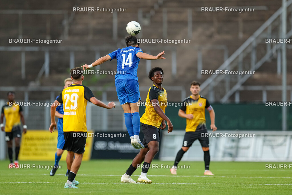 SB_KFCBAU_20250815_4450.JPG -  - KFC Uerdingen - SF Baumberg - Oberliga Niederrhein | Krefeld, Deutschland, 15.08.25: Shoyo Akaogi (SF Baumberg) und Dave Fotso Youmssi (KFC Uerdingen) im Kampf um den Ball während des Oberliga Niederrhein Spiels zwischen KFC Uerdingen - SF Baumberg in der Grotenburg Stadion am 15. August 2025 in Krefeld, Deutschland. (Foto von Stefan Brauer/Brauer-Fotoagentur)