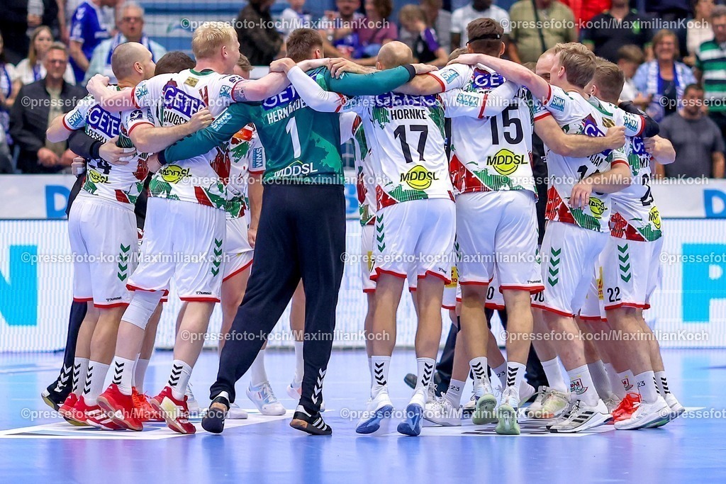 Gum15052501082 | 15.05.2025, Handball, HBL, VfL Gummersbach - SC Magdeburg, Schwalbe-Arena: Abschlussjubel nach dem 32:31 Sieg für Magdeburg. Die Mannschaft feiert Arm in Arm den Sieg und steht jubelnd im Kreis zusammen.
