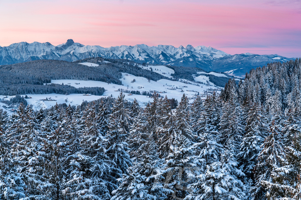 ridge of Stockhorn with Emmental in winter at dawn | Die ideale Geschenkidee für Naturliebhaber. Naturbilder von Marcel Gross Photography für ihr Zuhause in den verschiedensten Formaten und Materialien. - Realisiert mit Pictrs.com