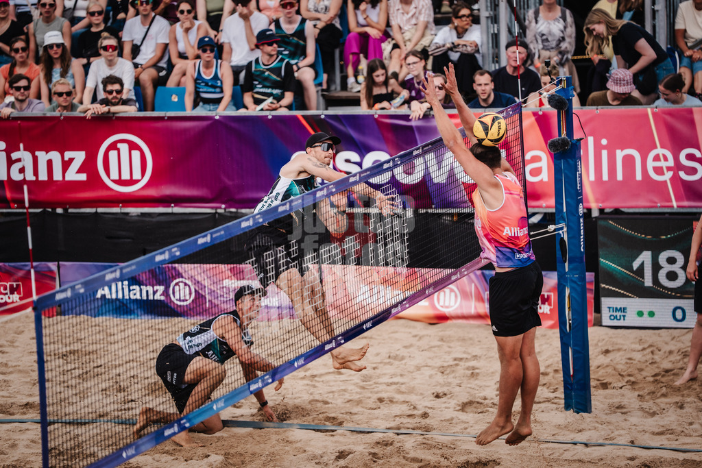 Beachvolleyball | Männer | Allianz German Beach Tour 2025 | Tourstop Hamburg | 01.06.2025 | v.l. Lukas Pfretzschner beim Angriff gegen Jonas Kaminski