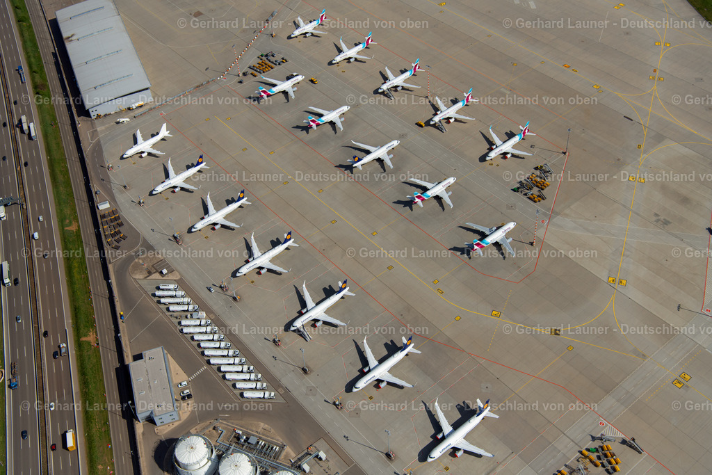 4023296 | STUTTGART 15.04.2020 Krisen- und Pandemie bedingt abgestellte Passagierflugzeuge der Fluggesellschaften Lufthansa und eurowings auf der Parkposition - Abstellfläche auf dem Flughafen in Stuttgart während des Corona Lockdown im Bundesland Baden-Württemberg, Deutschland. Weiterführende Informationen bei: Deutsche Lufthansa Aktiengesellschaft,  Flughafen Stuttgart GmbH,  Lufthansa Technik AG,  eurowings. // Passenger aircraft parked due to the crisis and pandemic on the parking position - parking area at the airport in Stuttgart during the corona lockdown in the state Baden-Wuerttemberg, Germany. Further information at: Deutsche Lufthansa Aktiengesellschaft,  Flughafen Stuttgart GmbH,  Lufthansa Technik AG,  eurowings. Foto: Gerhard Launer