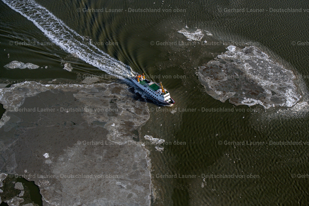 4044262 | JUIST 14.02.2021 Winterluftbild Fahrt eines Fähr- Schiffes " Frisia X " zwischen Treibeis- Schollen vor der Nordsee- Insel Juist im Bundesland Niedersachsen, Deutschland.