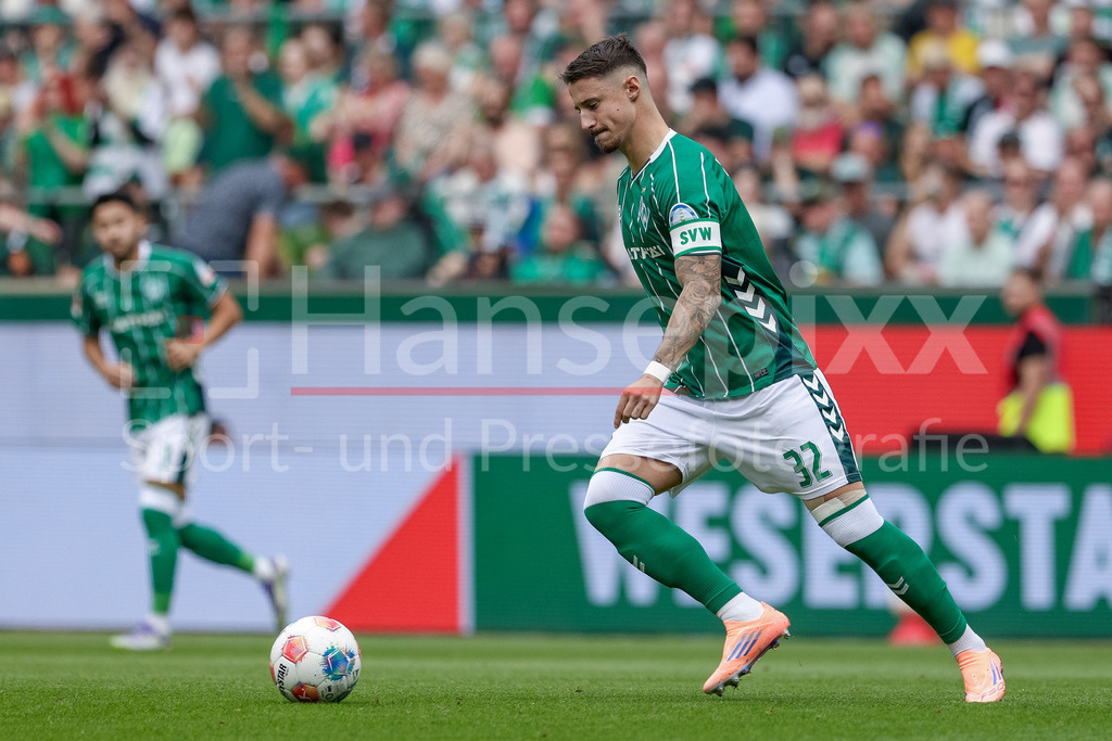 Fussball, Bundesliga, SV Werder Bremen - SC Freiburg | Marco Friedl (SV Werder Bremen, 32) am Ball, Einzelbild, Ganzkörper, Aktion, Action, Spielszene, DIE DFL-RICHTLINIEN UNTERSAGEN JEGLICHE NUTZUNG VON FOTOS ALS SEQUENZBILDER UND/ODER VIDEOÄHNLICHE FOTOSTRECKEN. DFL REGULATIONS PROHIBIT ANY USE OF PHOTOGRAPHS AS IMAGE SEQUENCES AND/OR QUASI-VIDEO.